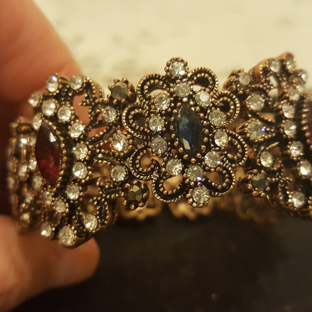 Can you give this bracelet back to Kate or Megan?